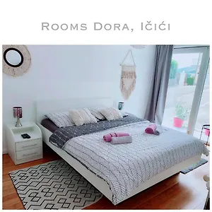 Apartman Dora, Icici